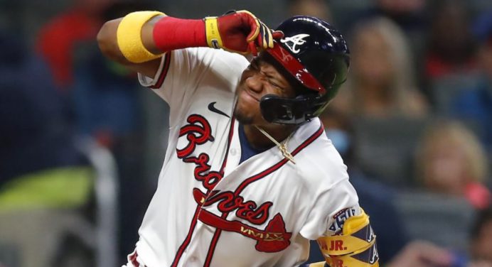 ¡Directo al codo! Ronald Acuña Jr recibió un pelotazo (+Video)