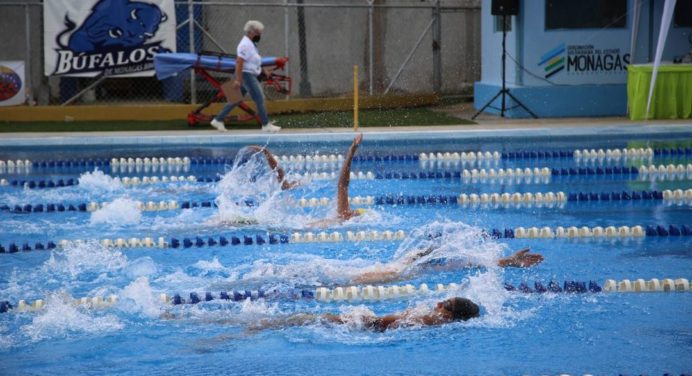 Piscinas del polideportivo a la disposición de los que deseen practicar natación