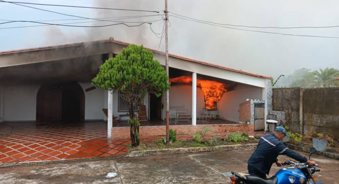 Se incendió casa en la urbanización Palma Real de Tipuro (+Video)