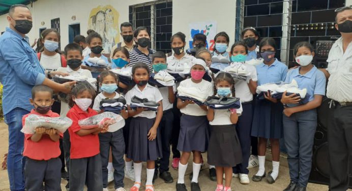 Más de 1.270 kits uniformes entregados en 7 escuelas de Maturín