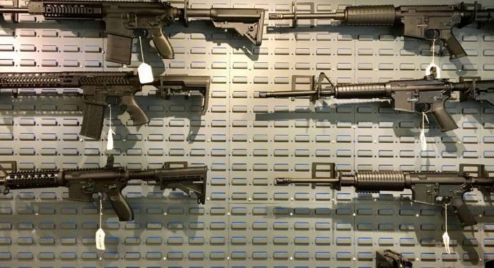 Nueva York eleva a 21 años la edad mínima para comprar rifles semiautomáticos