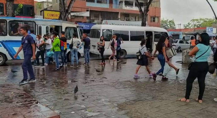 Plaza 7 convertida en terminal de pasajeros en Maturín