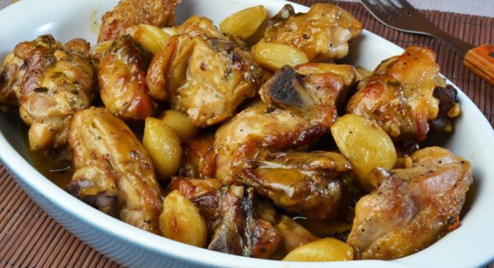Prepara este delicioso pollo al ajillo para acompañar en tus almuerzos