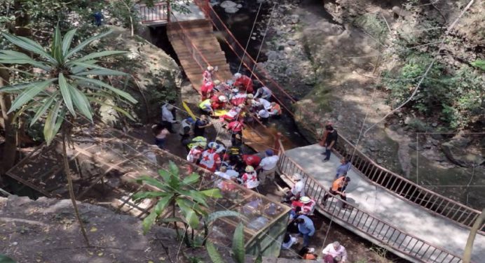 Puente colgante en Cuernavaca se cayó en plena inauguración