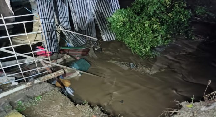Quebrada la Astillera arrasó con dos viviendas en Mérida
