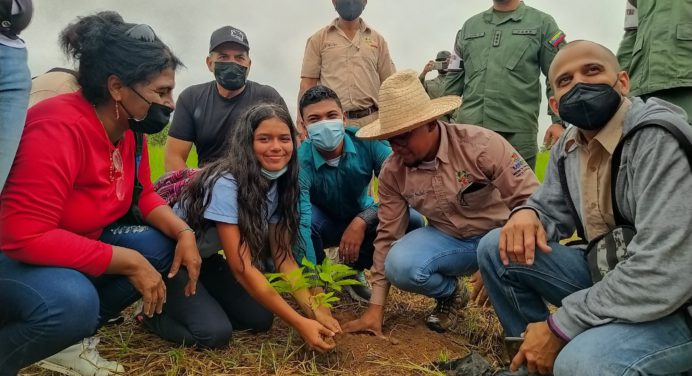 Siembran más de 200 árboles en la ETAR Simón Bolívar