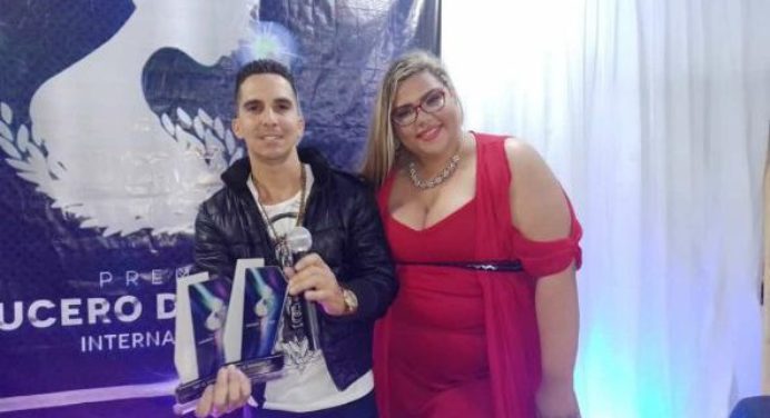 Tay El Magnífico galardonado en los Premios Lucero de Plata