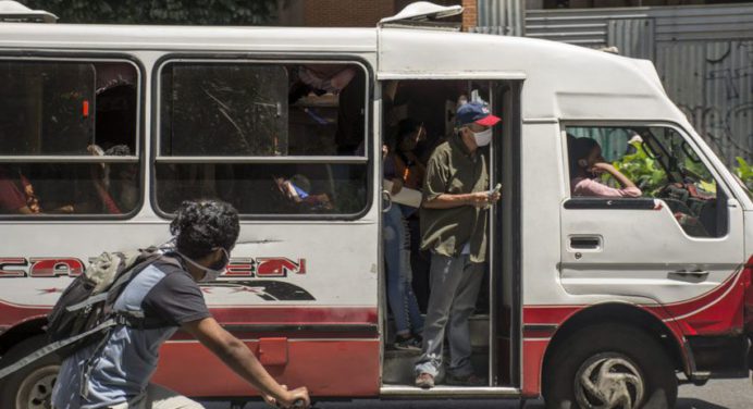 Transportistas estiman que alza del diésel incidirá en el pasaje