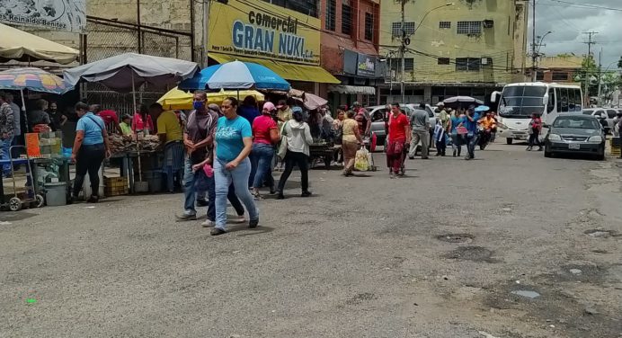 Vendedores informales colapsan tránsito en el Mercado Viejo