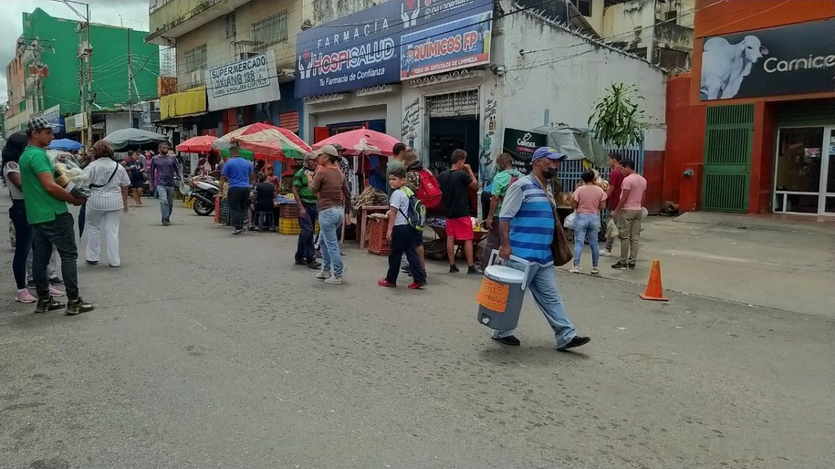 vendedores informales colapsan transito en el mercado viejo laverdaddemonagas.com photo1655843975