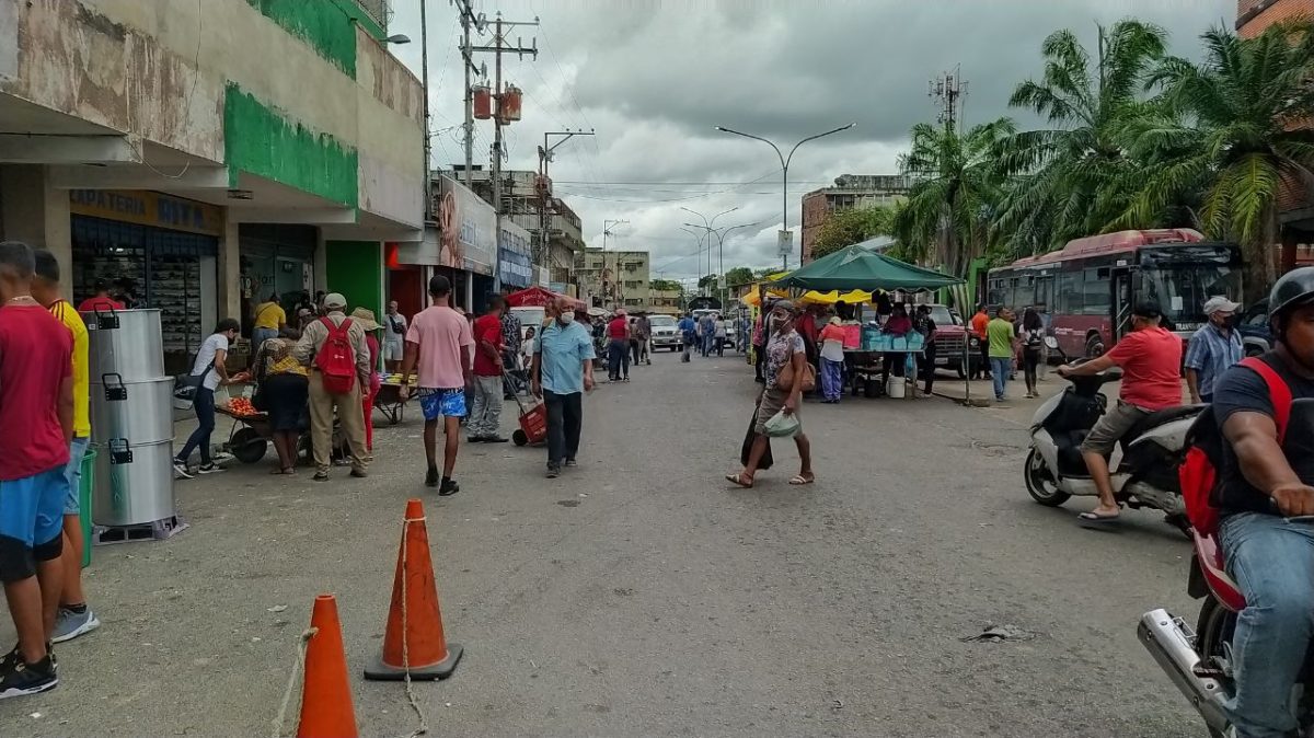 vendedores informales colapsan transito en el mercado viejo laverdaddemonagas.com photo1655843987 1