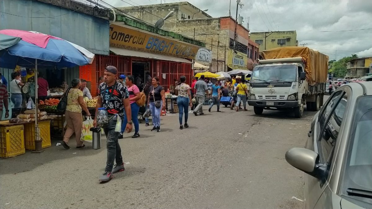 vendedores informales colapsan transito en el mercado viejo laverdaddemonagas.com photo1655843987