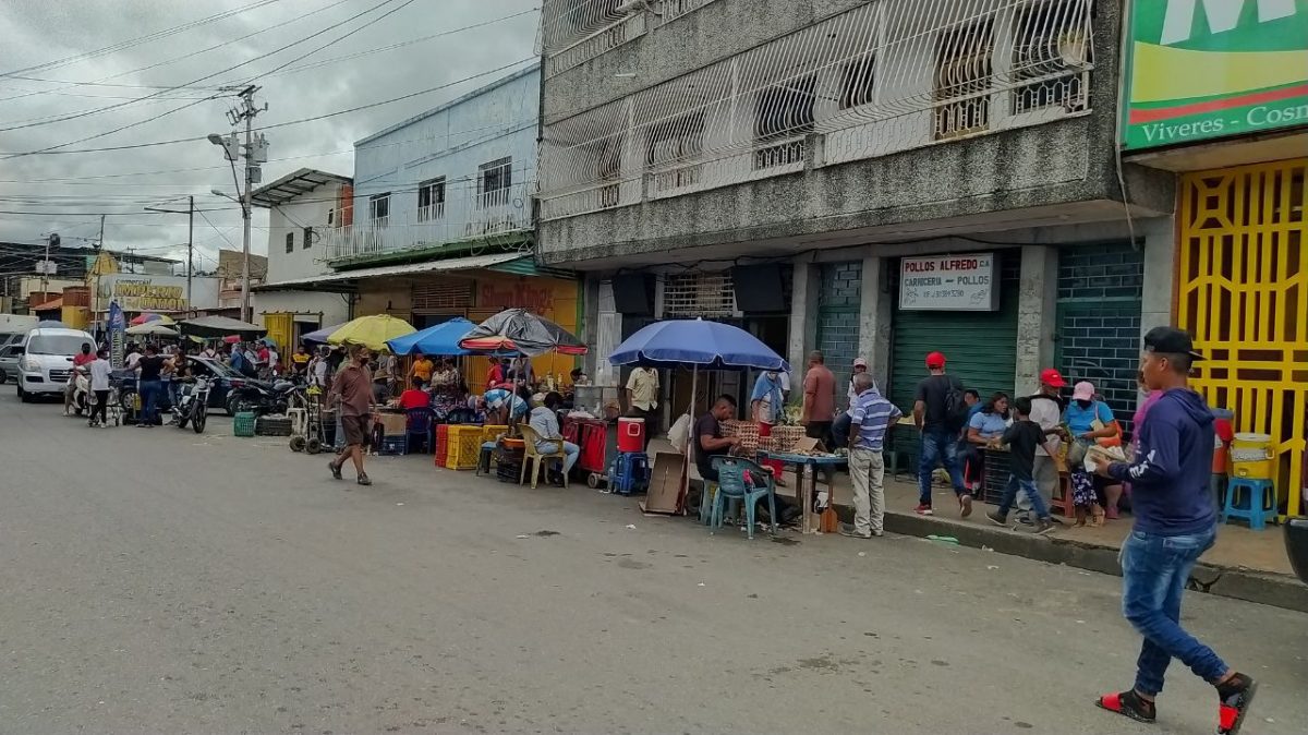 vendedores informales colapsan transito en el mercado viejo laverdaddemonagas.com photo1655843999 1