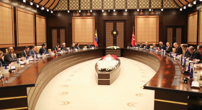 Venezuela y Turquía firman acuerdos comerciales que alcanzarán los mil millones de dólares