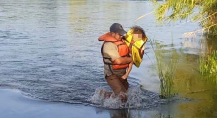 Agentes mexicanos salvaron a cinco migrantes del río Bravo