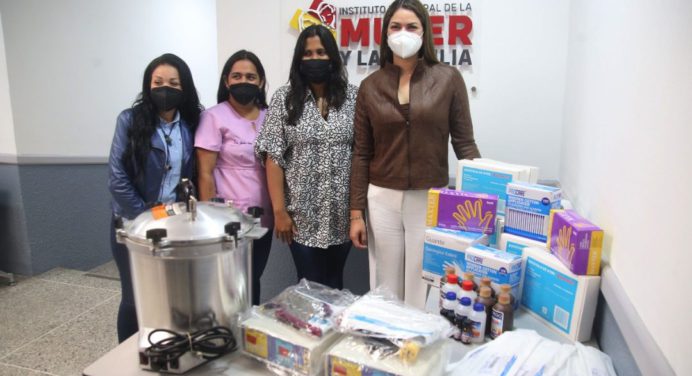 Alcaldesa Ana Fuentes entregó insumos en el Instituto Municipal de la Mujer