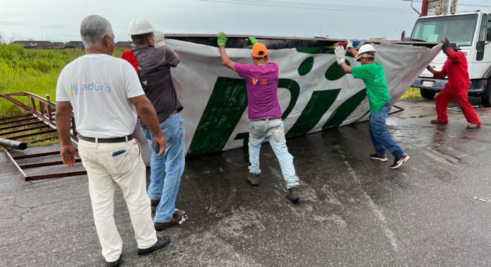 Alcaldía de Maturín atiende emergencia eléctrica por caída de una valla publicitaria