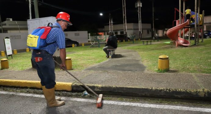 Alcaldía de Maturín limpia y desinfecta la plaza 7, calle Azcúe y Chimborazo