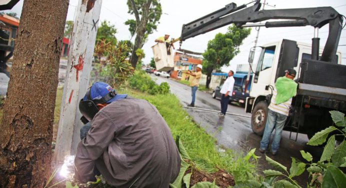 Alcaldía reparó postes en Los Guaritos