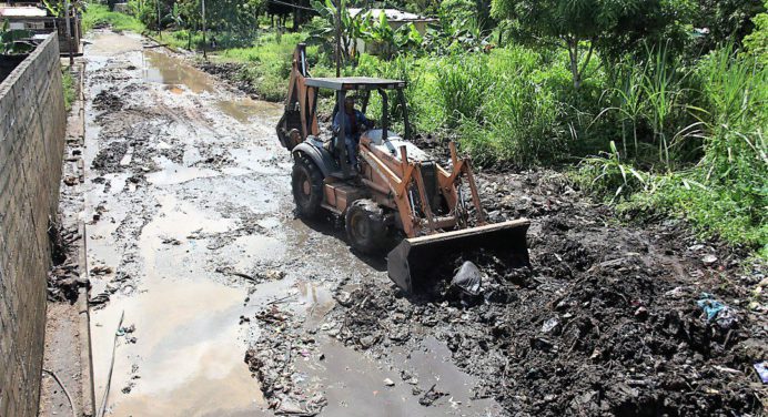 Alcaldía sanea calles del sector Prados del Sur en Maturín