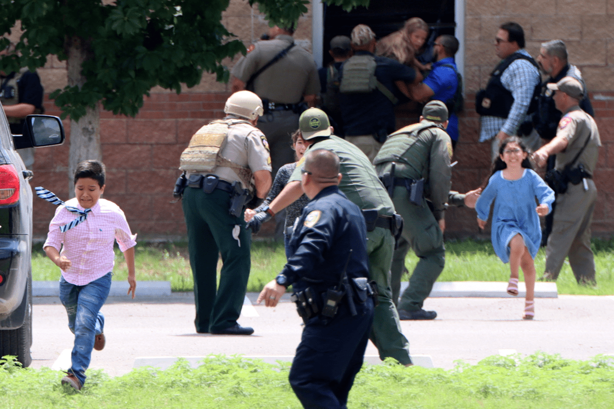 Aquí el video de la matanza de la escuela Robb de Uvalde, en Texas