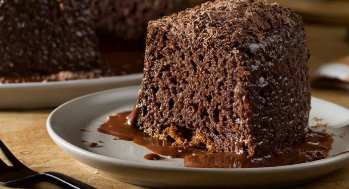 Así puedes preparar la torta húmeda de chocolate para que te salga perfecta