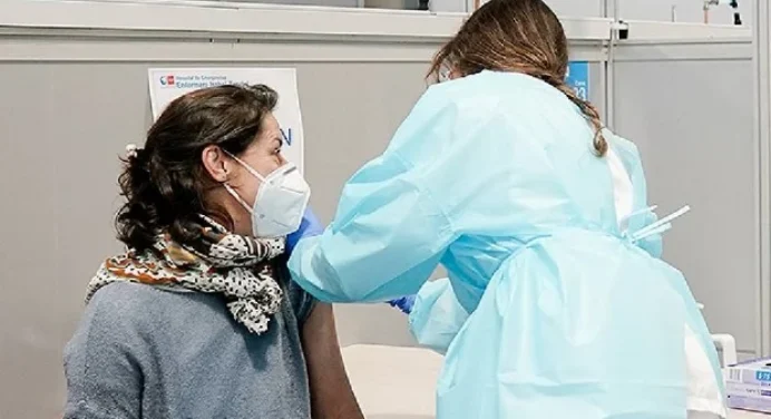 Estudio: Mujeres registran aumento del sagrado menstrual tras vacunarse contra el Covid-19