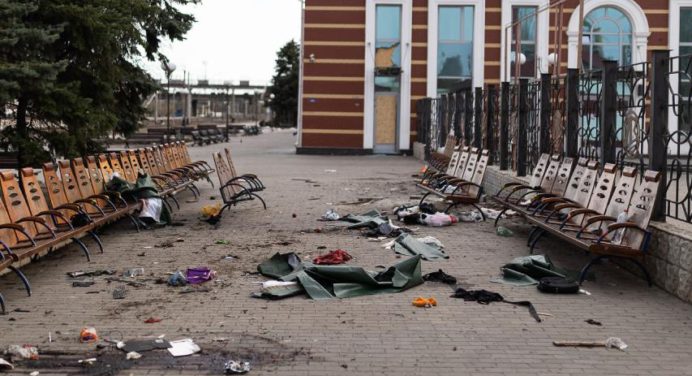Buscan supervivientes tras bombardeo ruso contra escuela en Kramatorsk