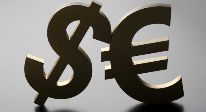 El euro cayó por debajo del dólar