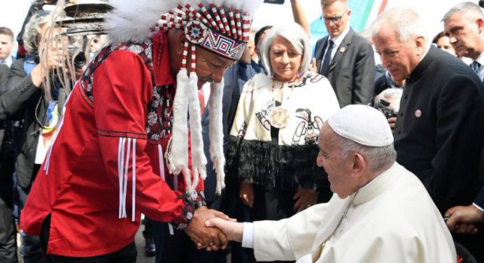 El papa Francisco recibió en Canadá la bienvenida de los indígenas