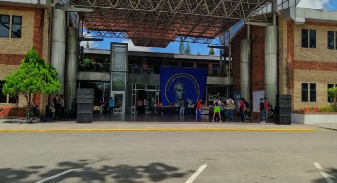 Estudiantes de la UBV Monagas esperan que reacondicionen la infraestructura
