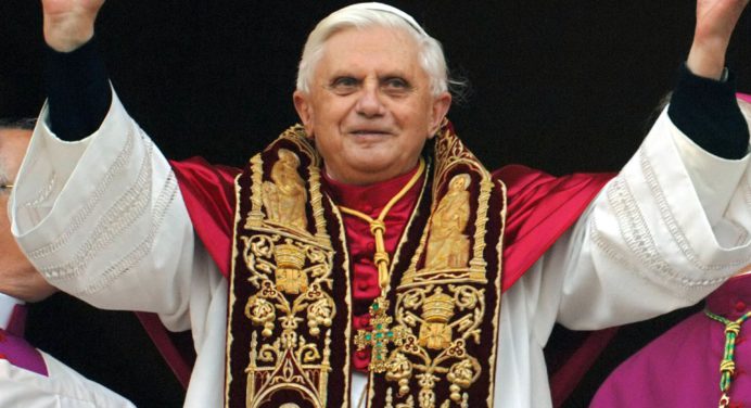Es falso un mensaje que circula en redes sociales sobre la muerte de Benedicto XVI