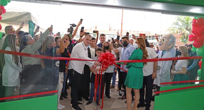 Gobernador Luna inauguró sucursal número 12 de Farmadon en el c.c Servimas de Maturín