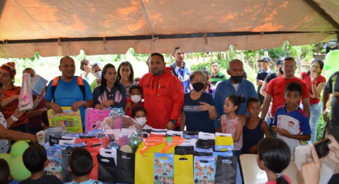 Juegos y alegría colmaron a niños de Cedeño en su día