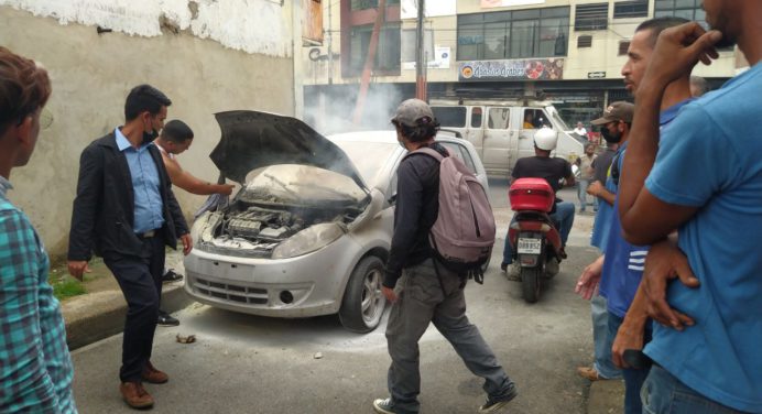 Vehículo se incendió en la avenida Bolívar de Maturín