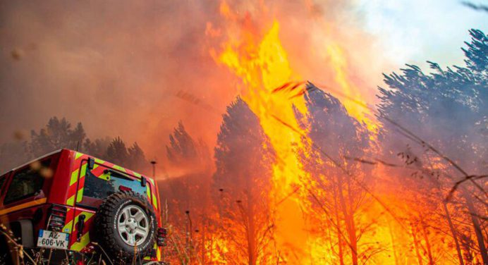 Los incendios en el suroeste de Francia se ralentizan al bajar el calor