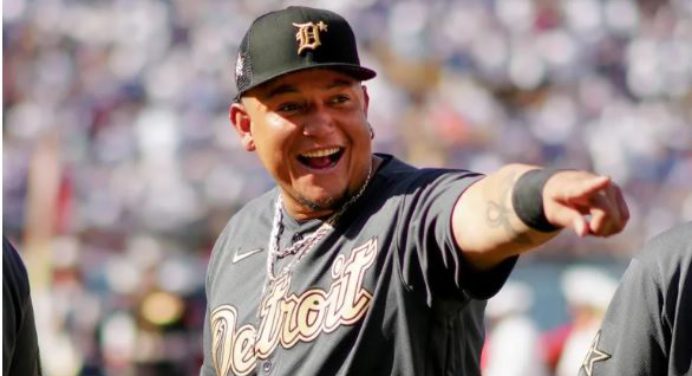 Miguel Cabrera recibió un regalo de sus compañeros y cuerpo técnico