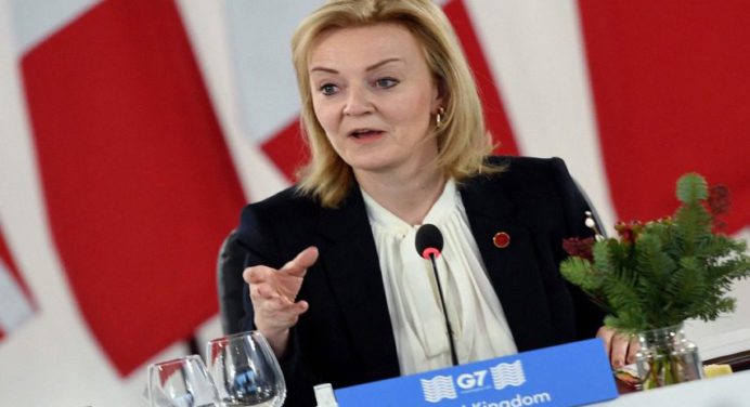 Ministra de Exteriores británica llama a los tories «a mantener calma y unidad»