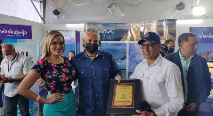 Ministro de Turismo recibe premio Chaima de Oro Internacional