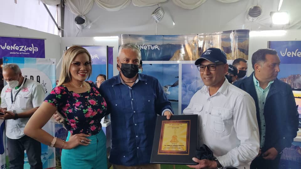 Ministro de Turismo recibe premio Chaima de Oro Internacional