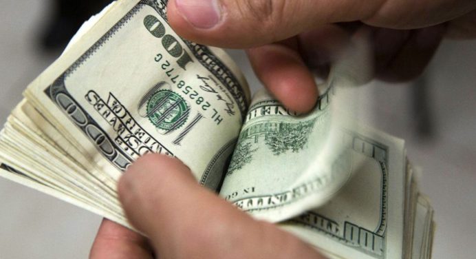 ¡Imparable! Dólar paralelo escaló a Bs.6,95: Ha subido 16,41% en agosto