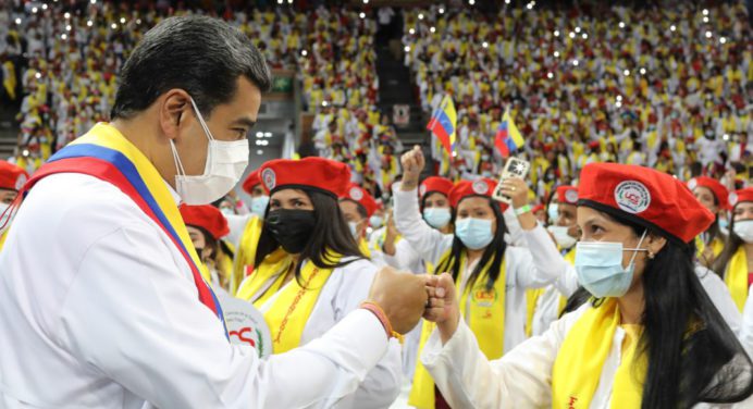 Nicolás Maduro ordena incorporar 3.894 nuevos egresados al sistema público de salud