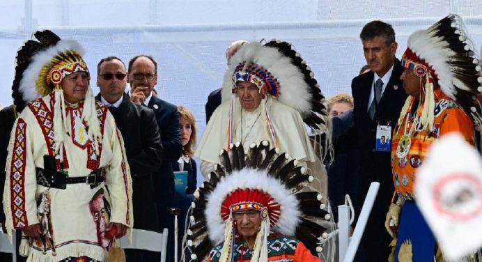 Papa Francisco pidió perdón a indígenas en Canadá