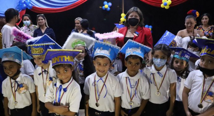 Preescolares municipales Paula Bastardo y Carmen Verónica Cuello gradúan 90 niños