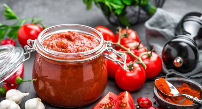 Prepara una rica salsa de tomate casera para acompañar en tus almuerzos