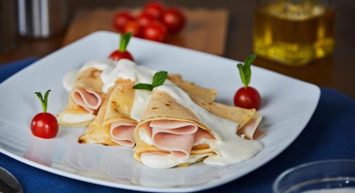 Prepara unos crepes con jamón y queso para un desayuno muy sabroso