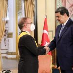 presidente maduro despide y condecora a embajador de turkiye laverdaddemonagas.com maduro y embajador turco 696x464 1