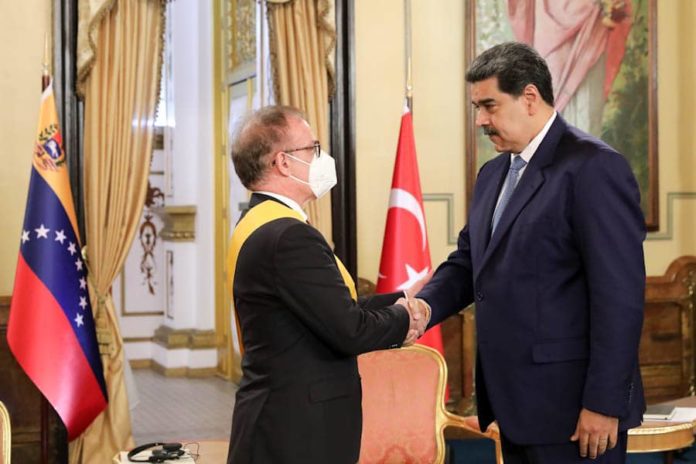 presidente maduro despide y condecora a embajador de turkiye laverdaddemonagas.com maduro y embajador turco 696x464 1