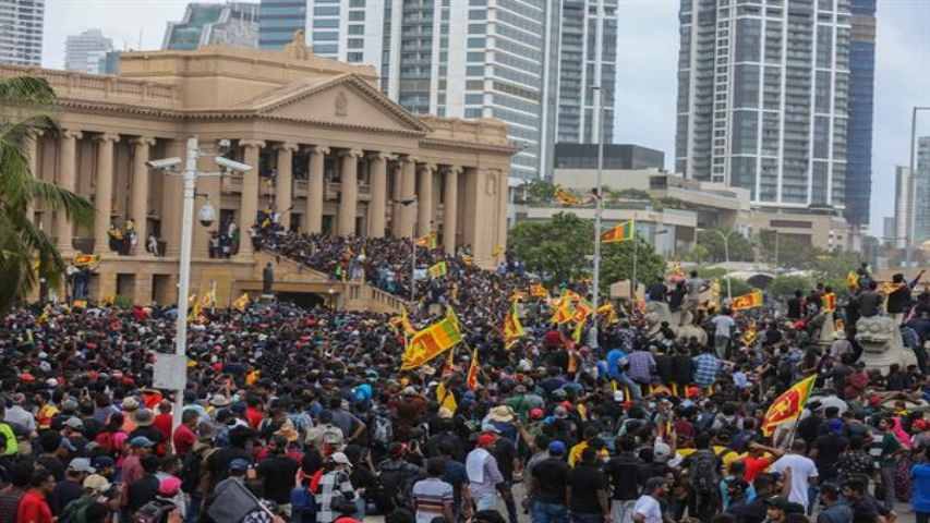 Primer ministro de Sri Lanka dimite ante masivas protestas