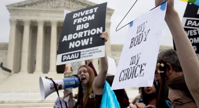 Protestan frente a la Casa Blanca por la sentencia del aborto en EE.UU.